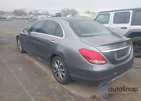 2017 Mercedes-Benz C 300 4Matic z USA, uszkodzony, nr VIN 55SWF4KB6HU191966